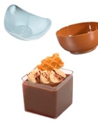 Vasos y platos reutilizables de distintos materiales y formas para presentaciones de pastelería.